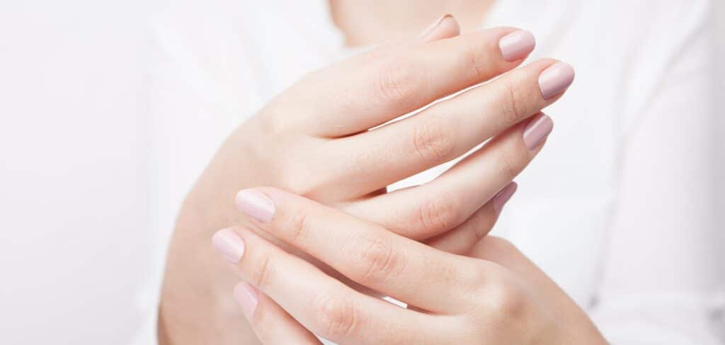 Le laser est-il efficace sur les taches brunes des mains ? | Centre Laserio | Paris 8