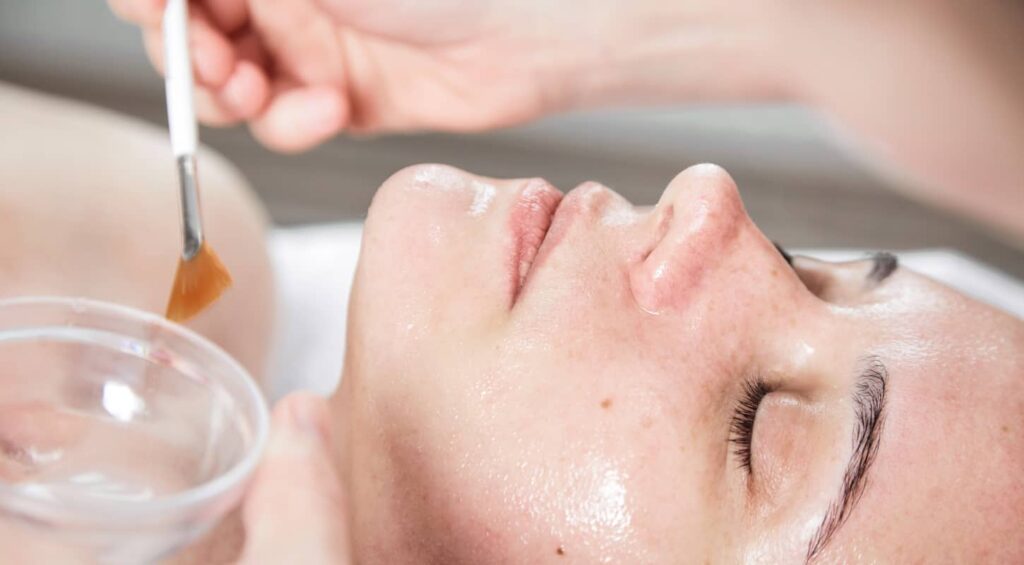 Quel âge pour commencer le peeling du visage ? | Centre Laserio | Paris 8